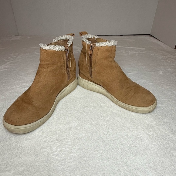 Cozy Tan Ankle Boots with Faux Fur Lining - Picture 4 of 13